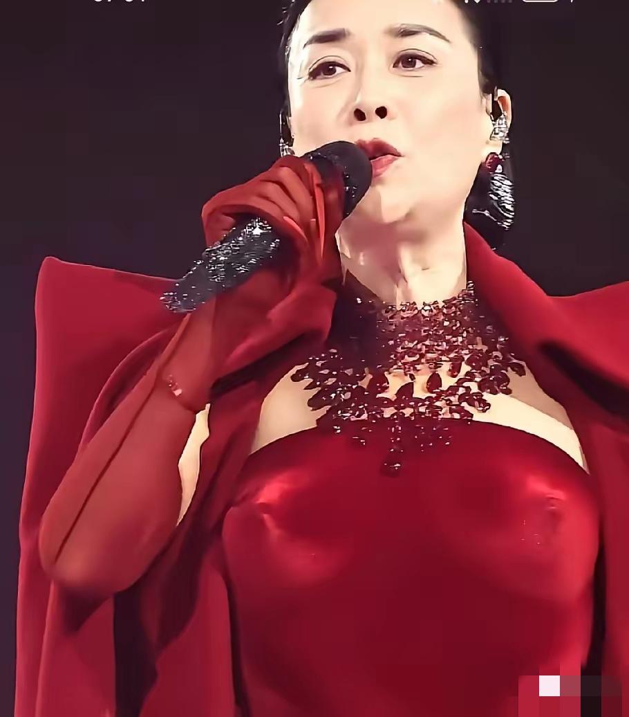 将近60岁的那英在演唱会上穿的衣服好看吗？