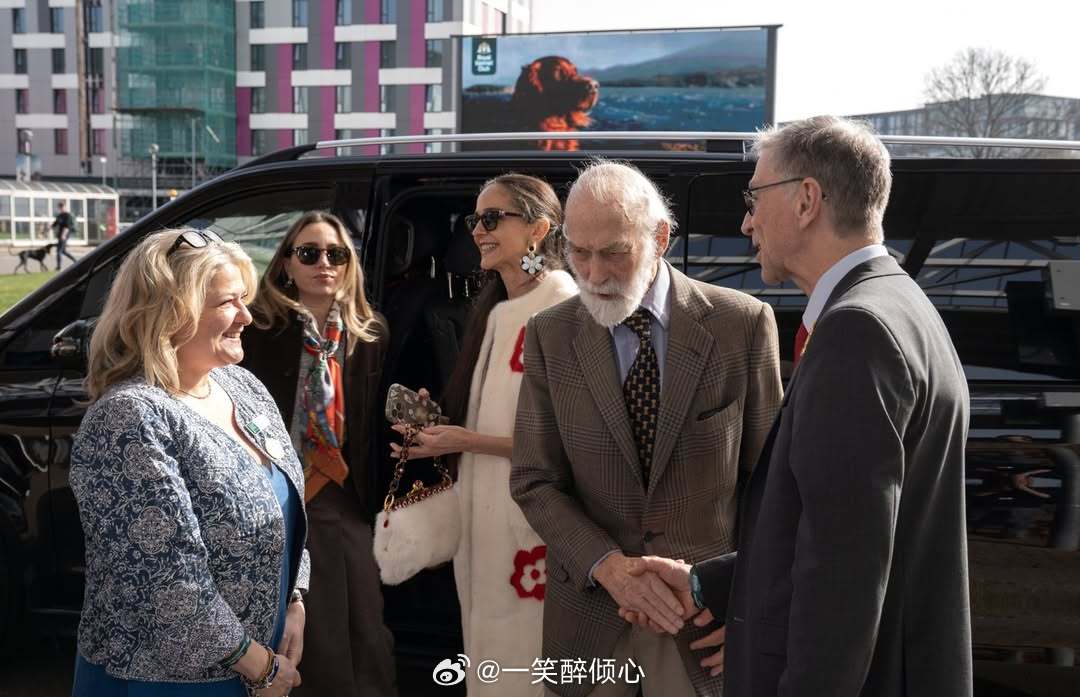 英国王室  今天肯特迈克尔王子在克鲁茨参加犬业展🐾 