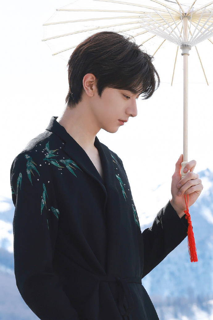 #林一[超话]##林一国风贵公子# 林一新中式黑袍撑油纸伞的侧颜太贵气啦！国风贵