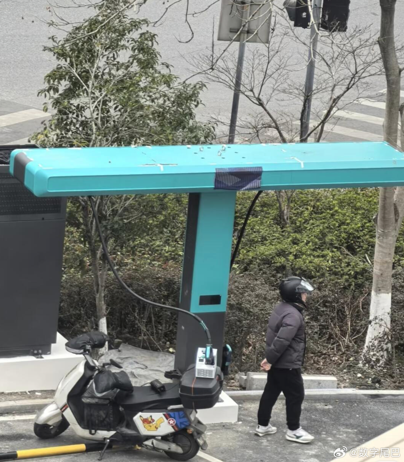 单枪 1500kw 的比亚迪闪充站，电单车先"奶"上啦！不知道充电速度如何？也能