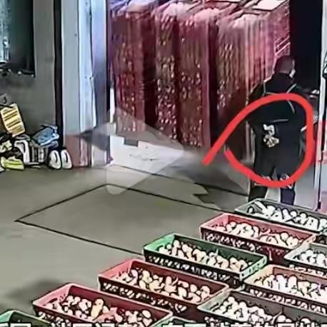 你能想象吗？山东济南一男子，背手操作遥控器，短短几秒，56筐鸡蛋全毁了，这究竟咋