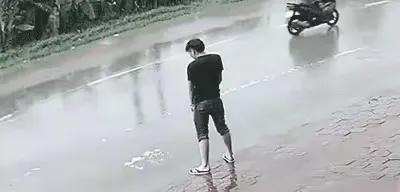 一个成年人站在大街上撒尿能是真的吗？除非脑子有病！
        退一步讲，你