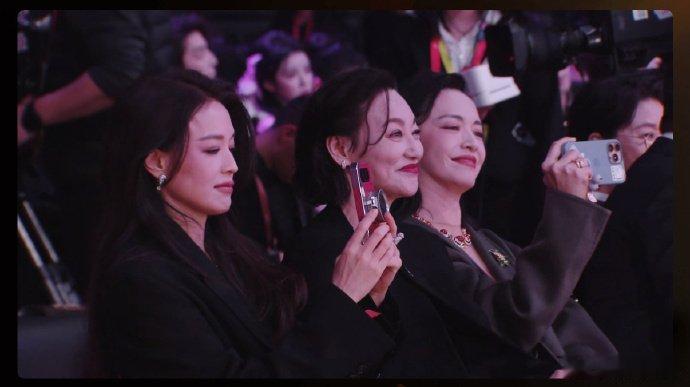 微博之夜现场，舒淇手持荣耀与泡泡玛特MOLLY联名款手机全程频频拍照，可以看得出