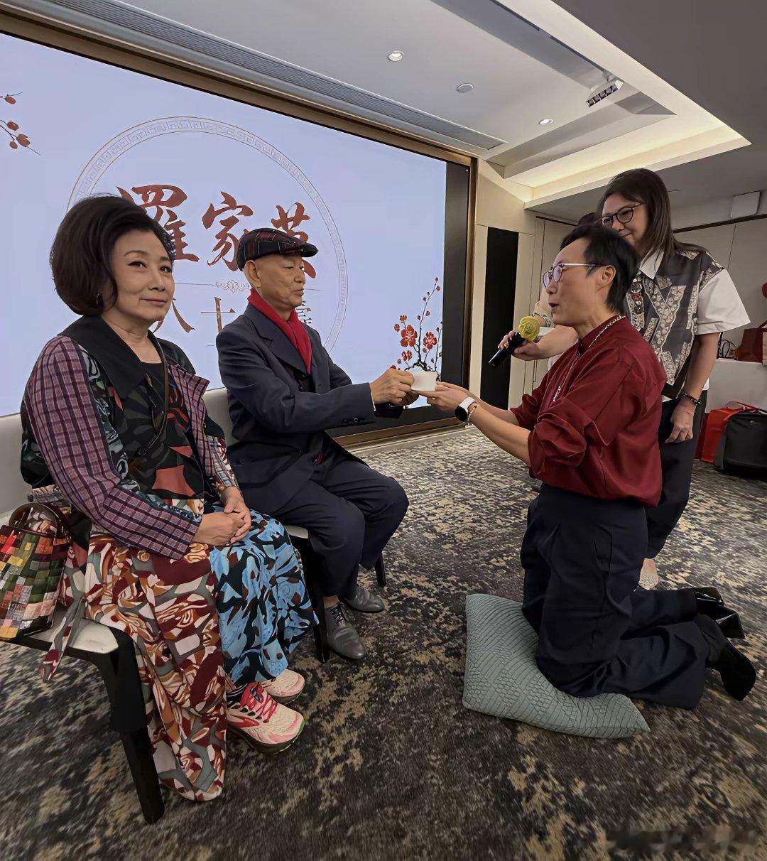 汪明荃在香港为老公罗家英庆祝80岁大寿，和一帮亲友到酒店吃大餐，现场接受粤剧团徒