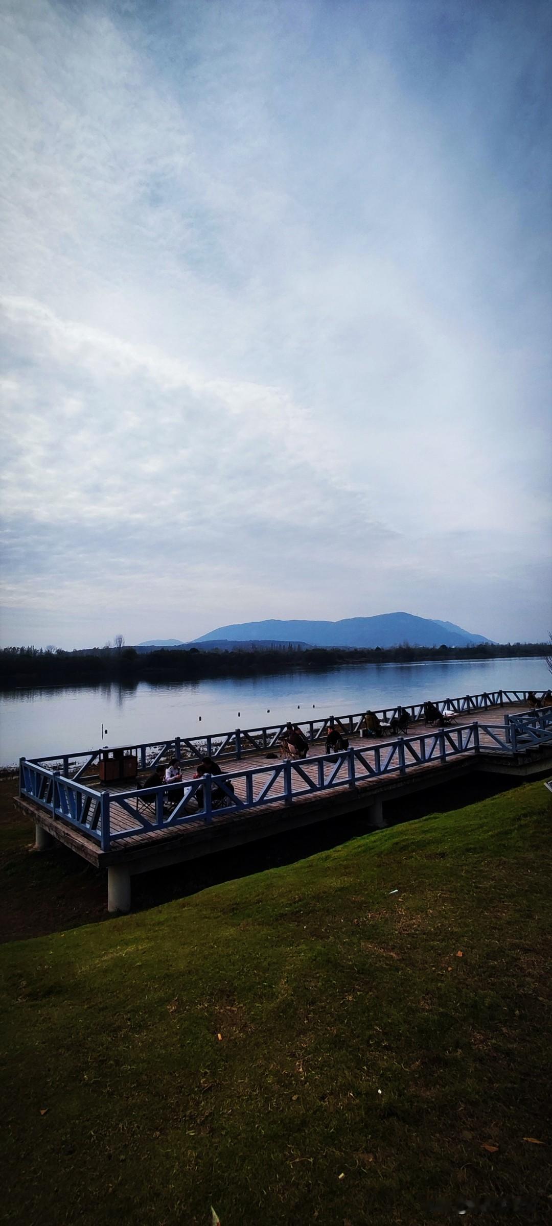 晒图笔记大赛多云没有风，还是有人愿意在户外聚会。看一下手机显示7℃，还行。走出家