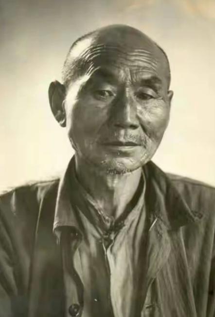 1937年，南京一个院子里，跪着十几名中国人，两个日军正在挨个砍头。突然，一个1