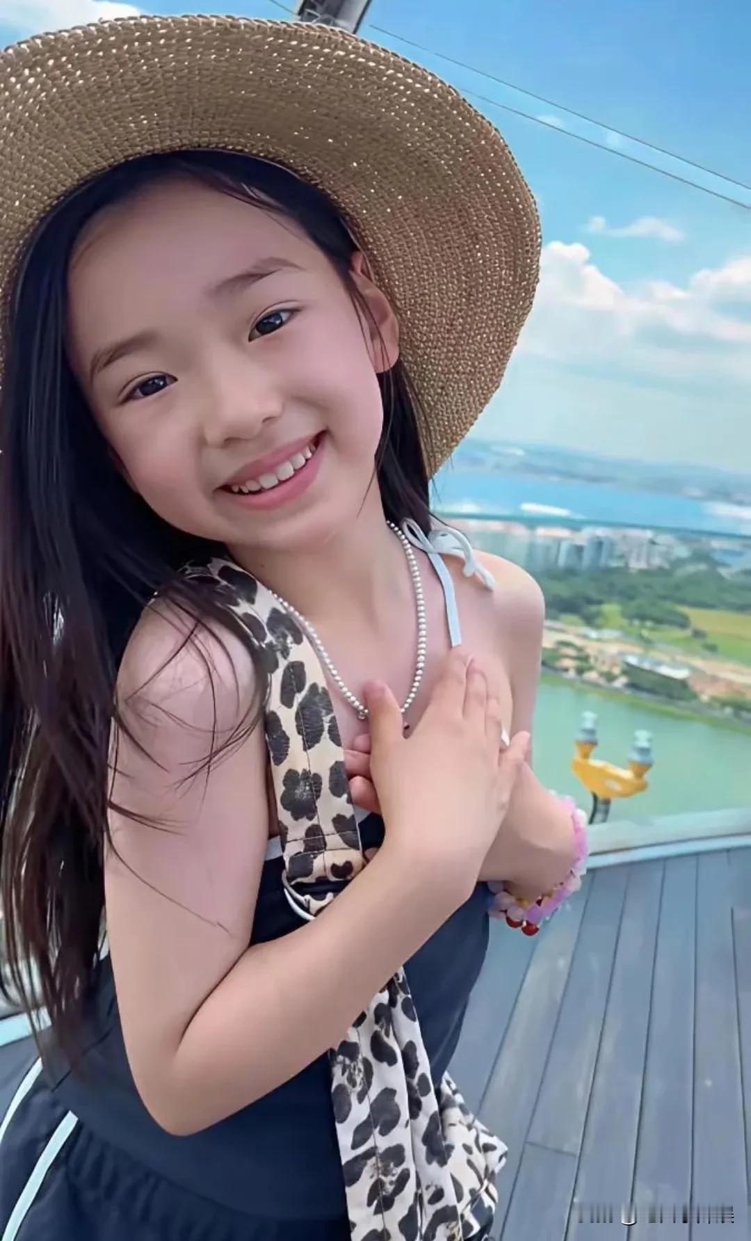 这孩子感觉有点假笑，别喷我，自己感觉，可能我错的。

刚开始看到董璇的女儿小酒窝