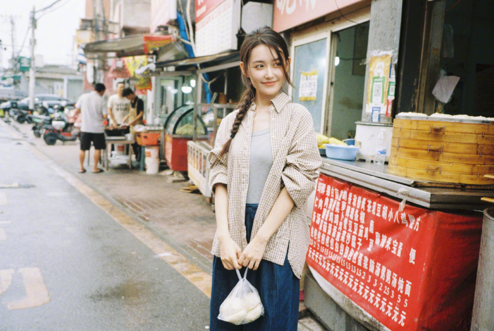蒋依依县城胶片写真蒋依依自带小镇故事感随性的格纹衬衣配上复古麻花辫，闲逛街边小摊