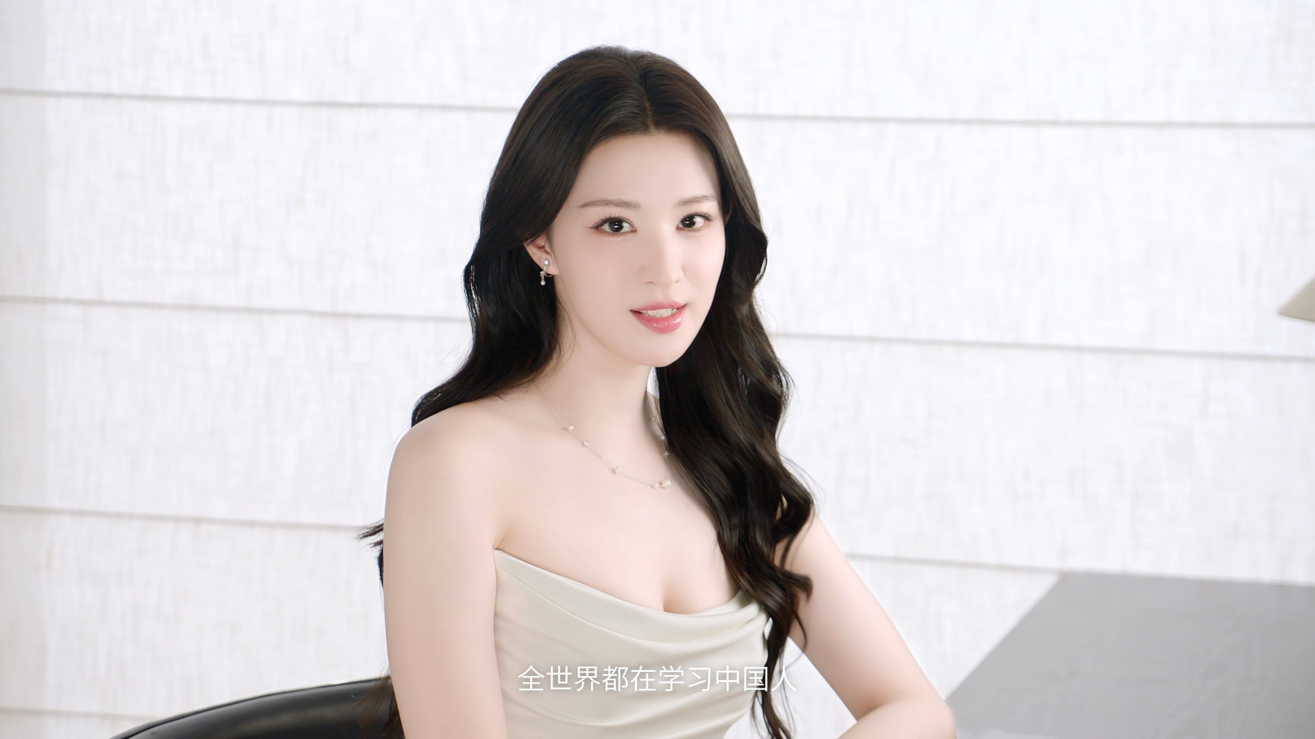 王楚然大气东方美 王楚然全新视频展现气血充盈的东方美，松弛感不是放任而是游刃有余