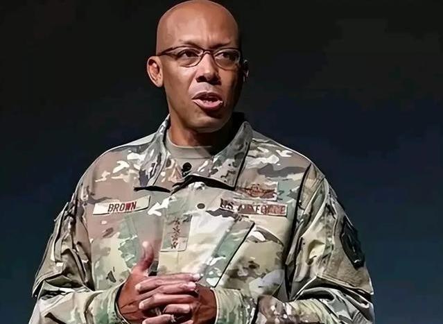 美国人现在终于知道害怕了，其空军参谋长四星级上将布郎说：中国的六代机虽然可怕，但