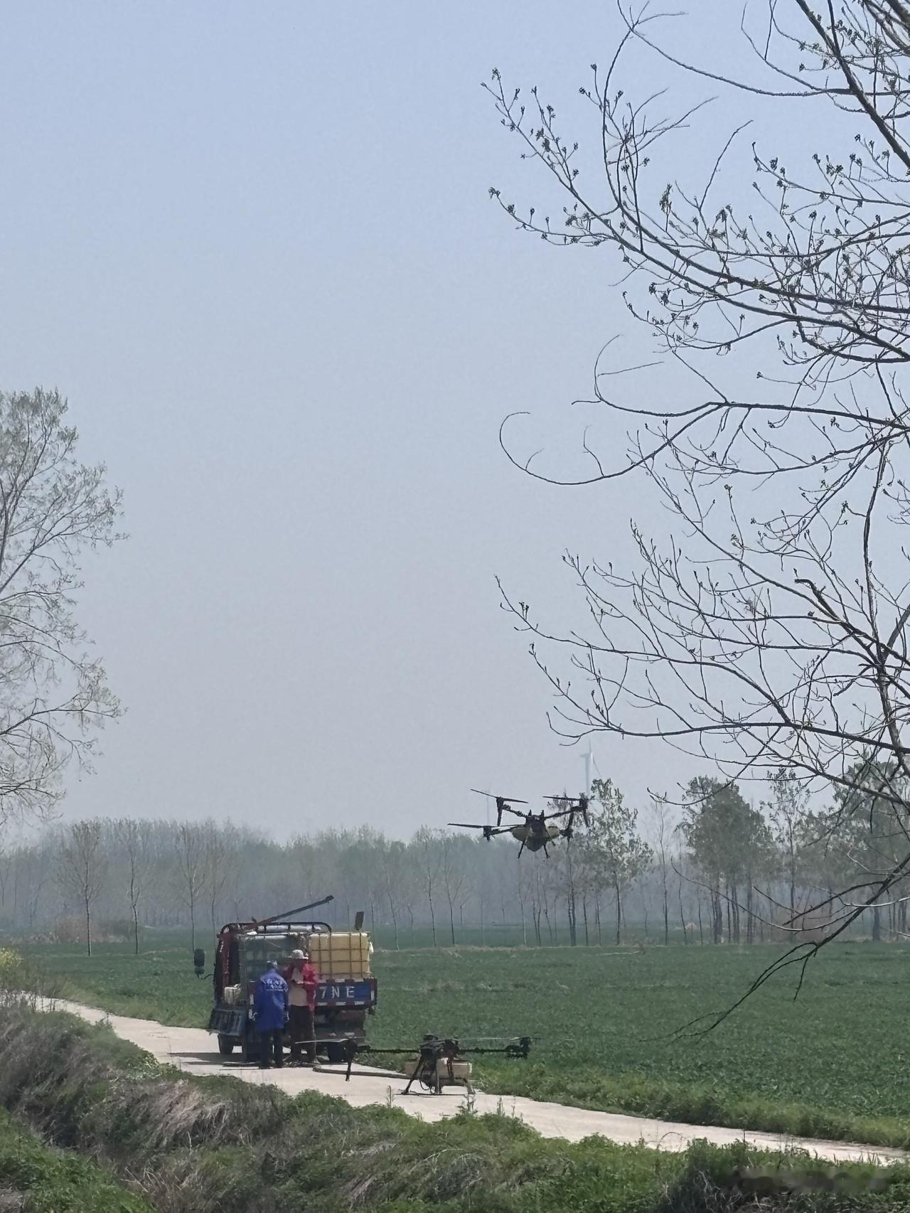没想到吧！我也是没想到，无人机真的已经很有用了。第一次见这么大的无人机，正在定远