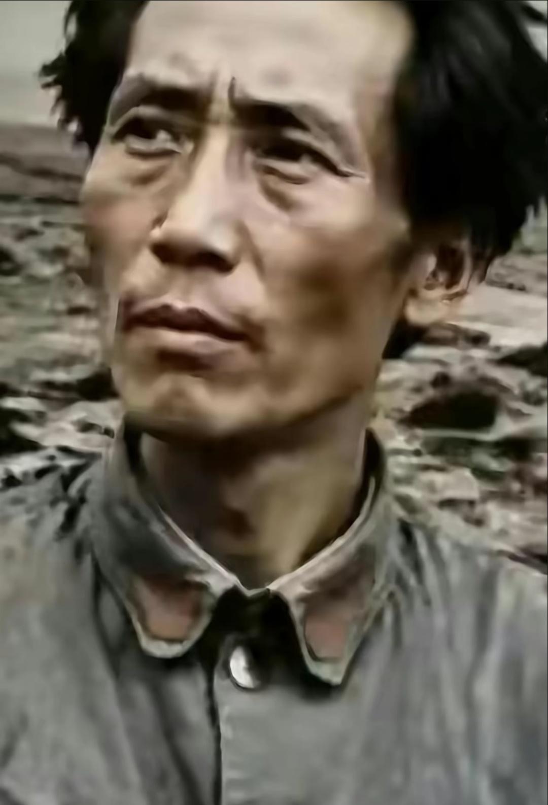 毛主席最喜欢穿，红军时期的那身军装，中央红军到达陕北后，大家纷纷换成了新的军装。