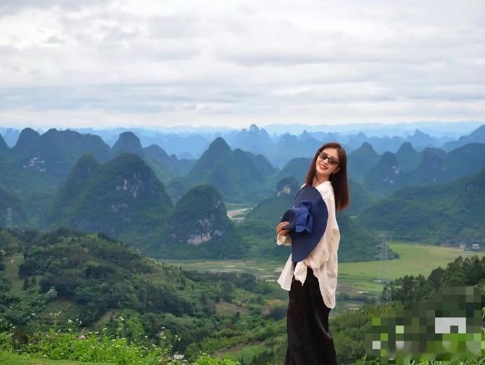 佟丽娅去旅游都不摘吊牌，这是什么新潮流吗？ 还是说明星私下也会有穿完就退货的操作
