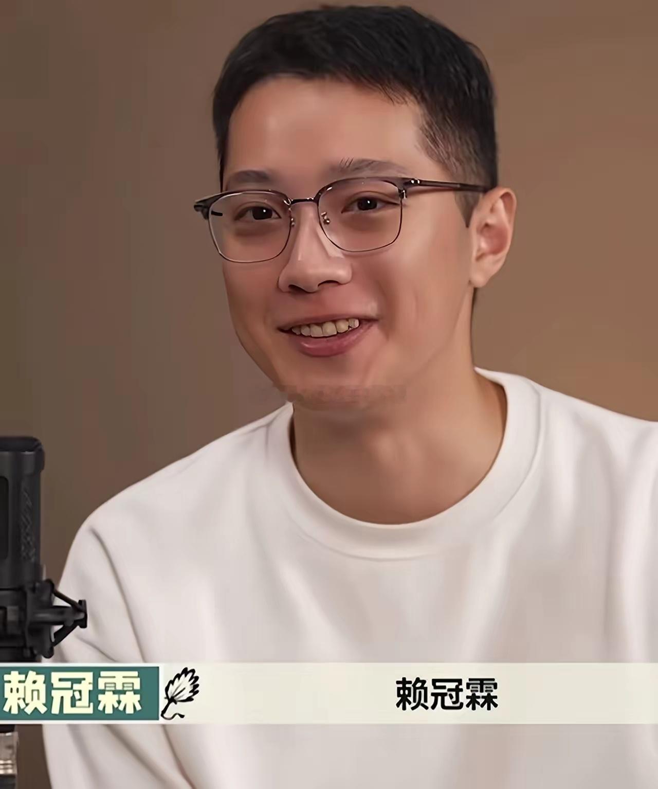 谁能想到退圈 2 年，一点动静都没有的赖冠霖，居然是被一句 "有家庭了没有" 问
