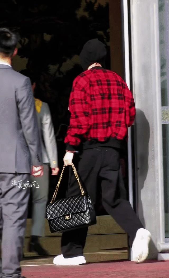 刘宇宁启程前往爱奇艺尖叫之夜，现场彩排照曝光。 