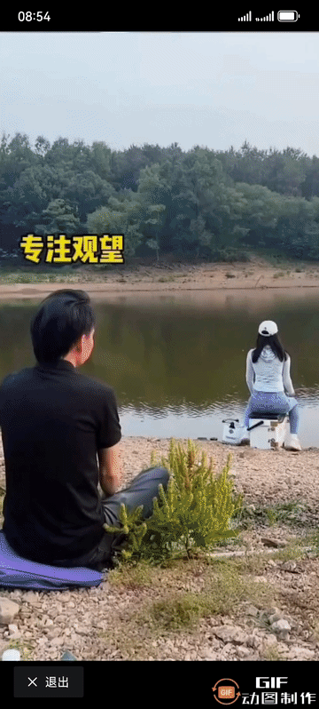 这不是螳螂扑蝉，也不是黄雀在后。不过，女子可能感觉到后背了冷飕飕的，隐忧！谁知道