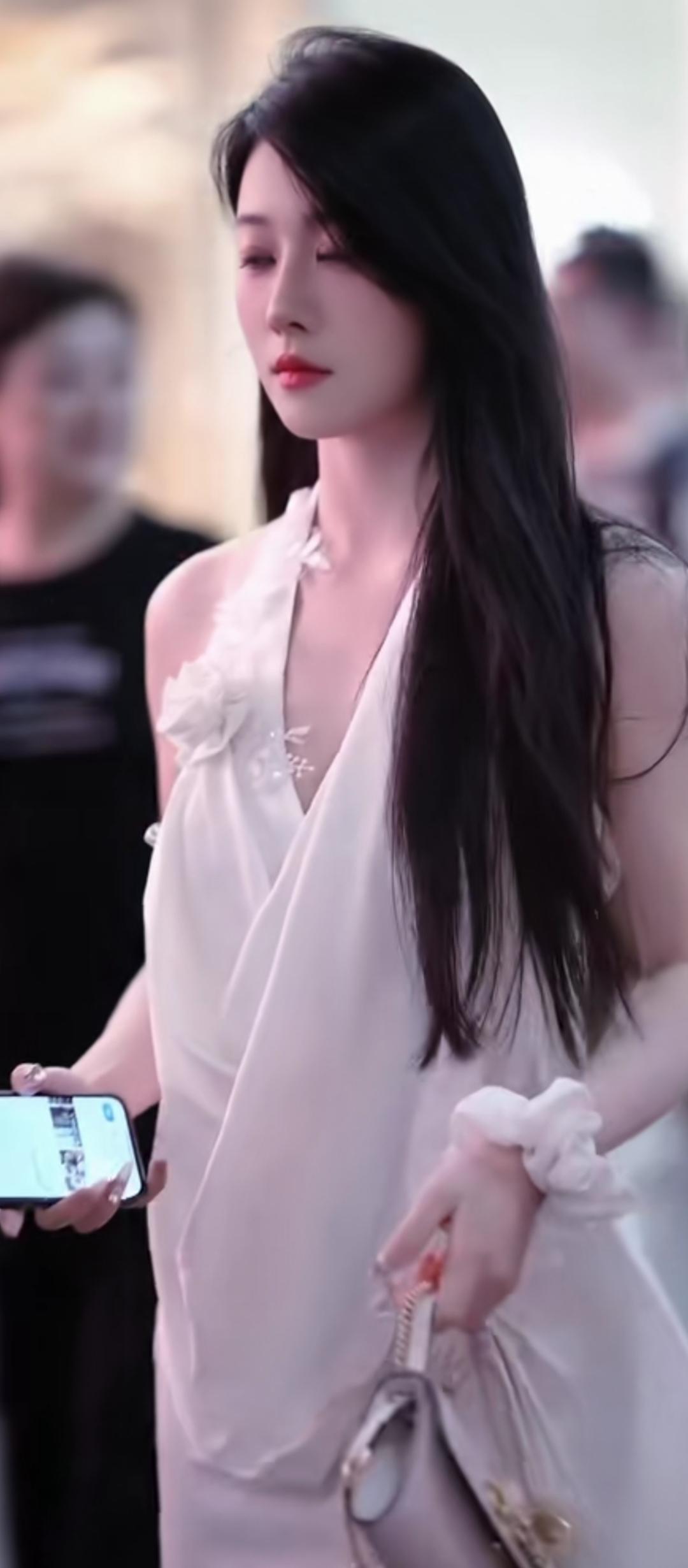 玉人何处觅，空留锦书来。