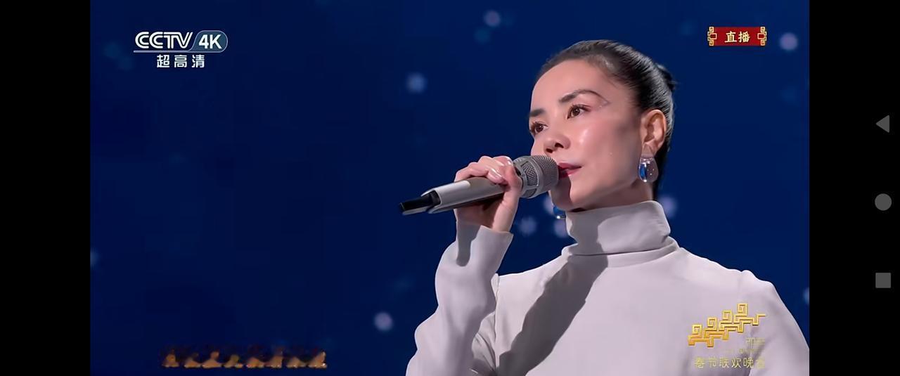 天后今年状态下滑，57岁了，你还在指望她神采奕奕？
去年春晚她唱《百花》多轻松，
