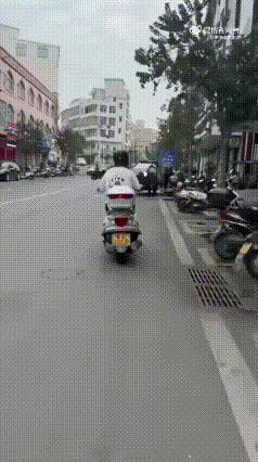 坏种不分年纪，广州茂名一年轻骑车男子，居然用脚揣倒一名拾荒老人！
就这样的人，他