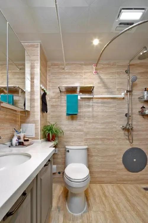 你们在上厕所时有看到过男的吗？
下午两点多去菜市场买菜，没想到一进去就看到两个男