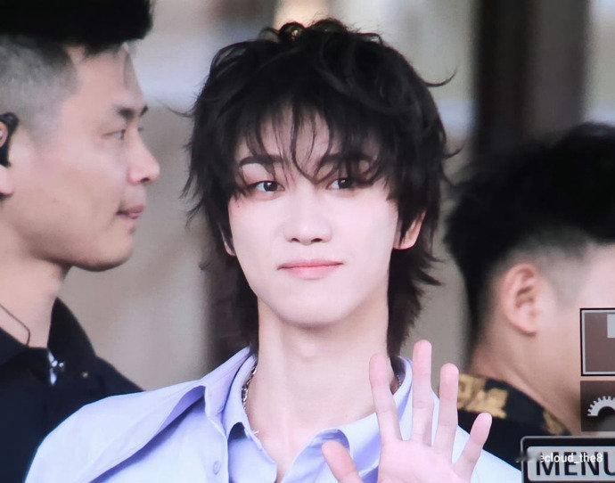 徐明浩《青春环游记》上班卷发+浅紫色花花衬衫，今天是异域王子小八~ ​​​