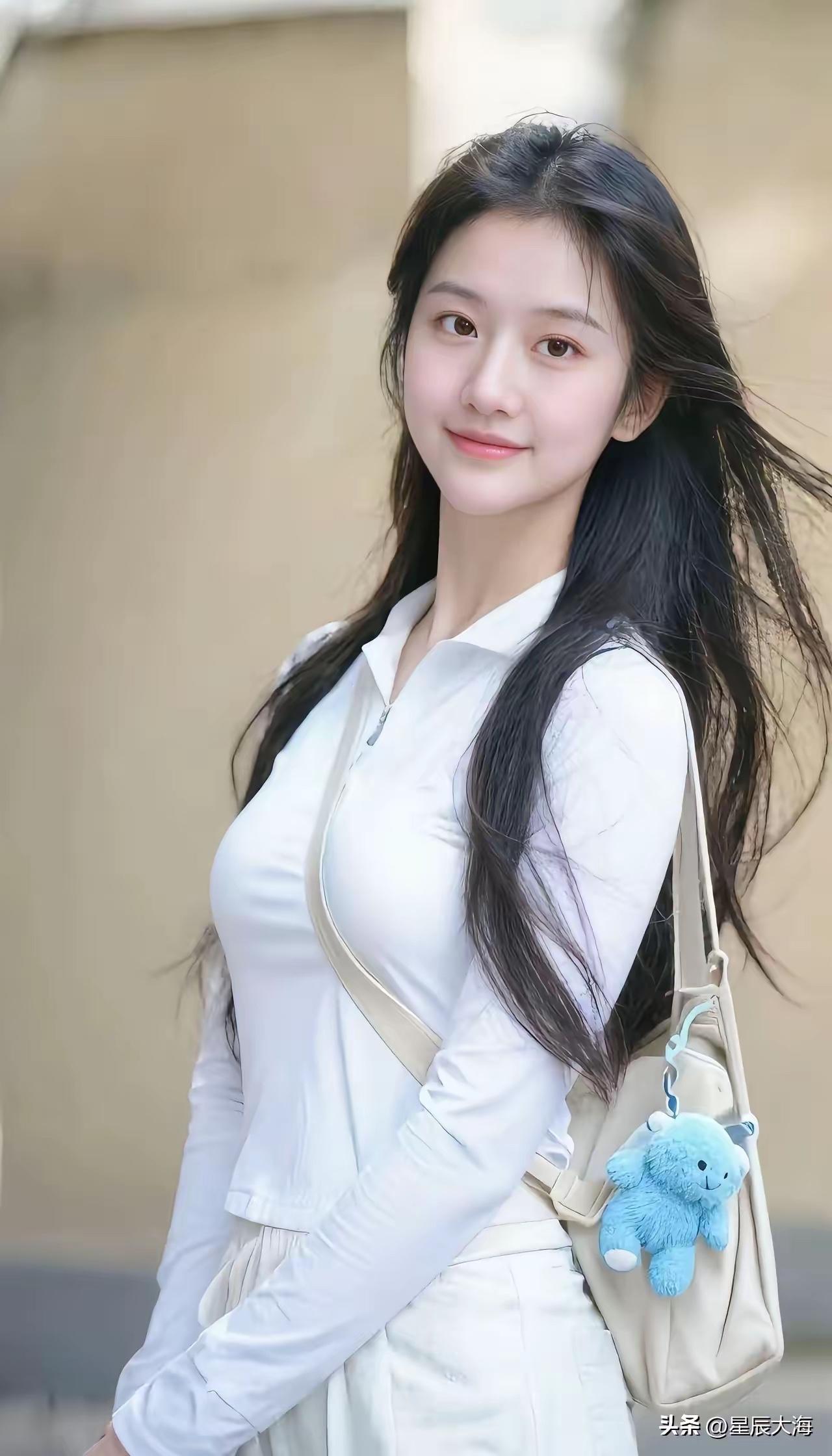 美丽端庄，优雅大方，眼里有光