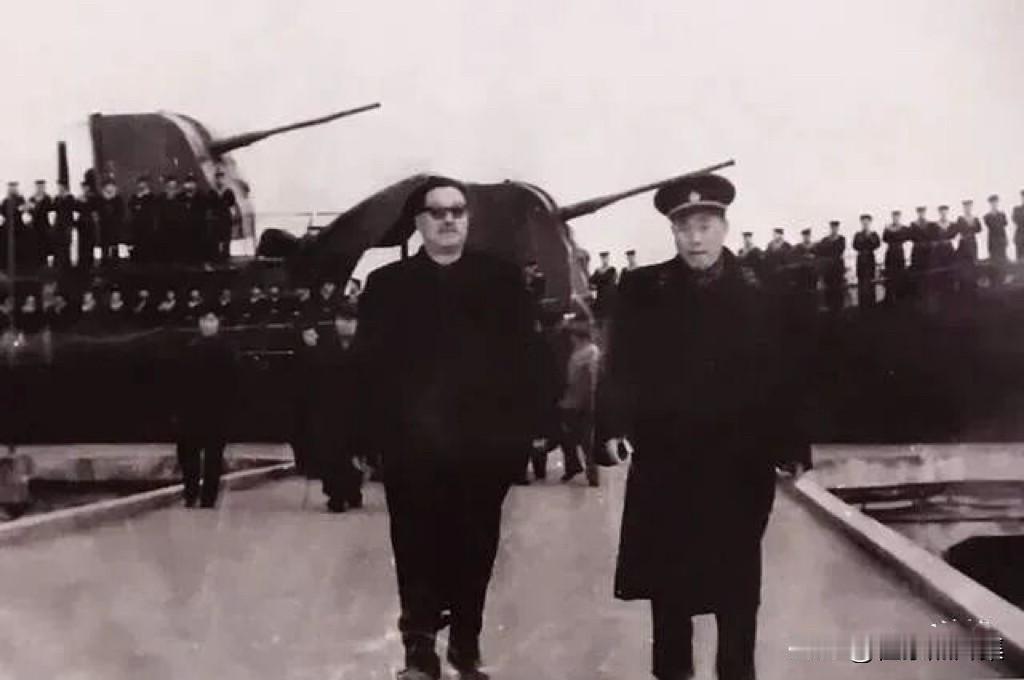 【开国功臣图片故事260】
1961年3月，贺龙、罗荣桓两位元帅抵达舟山群岛，对
