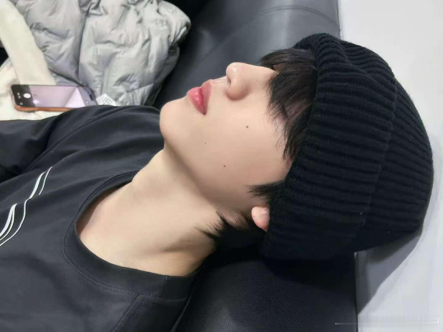 张桂源好困啊张桂源冷帽张桂源冷帽，这个侧颜我轻轻吻上 