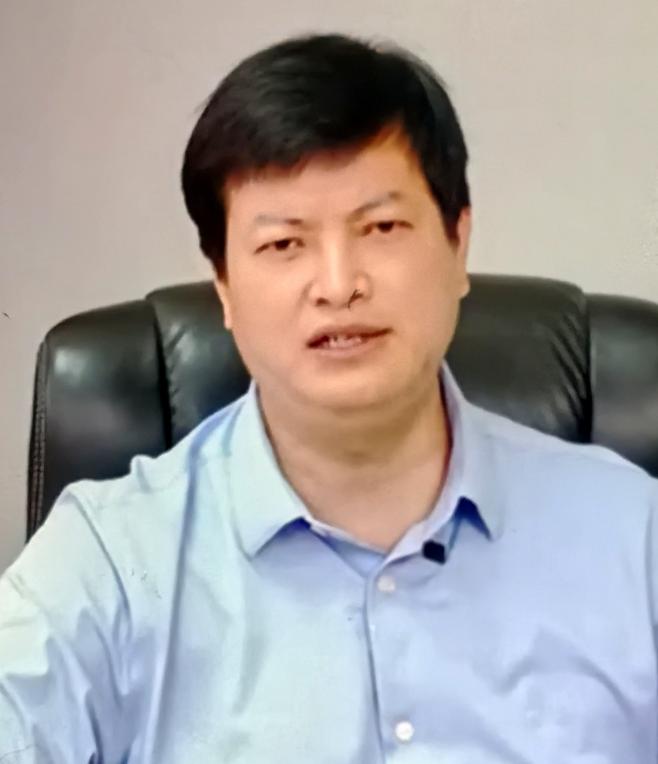 湘超联赛爆火，最应该感谢的是康巴赫公司老板周和平。因为他一个人就赞助了八支球队。