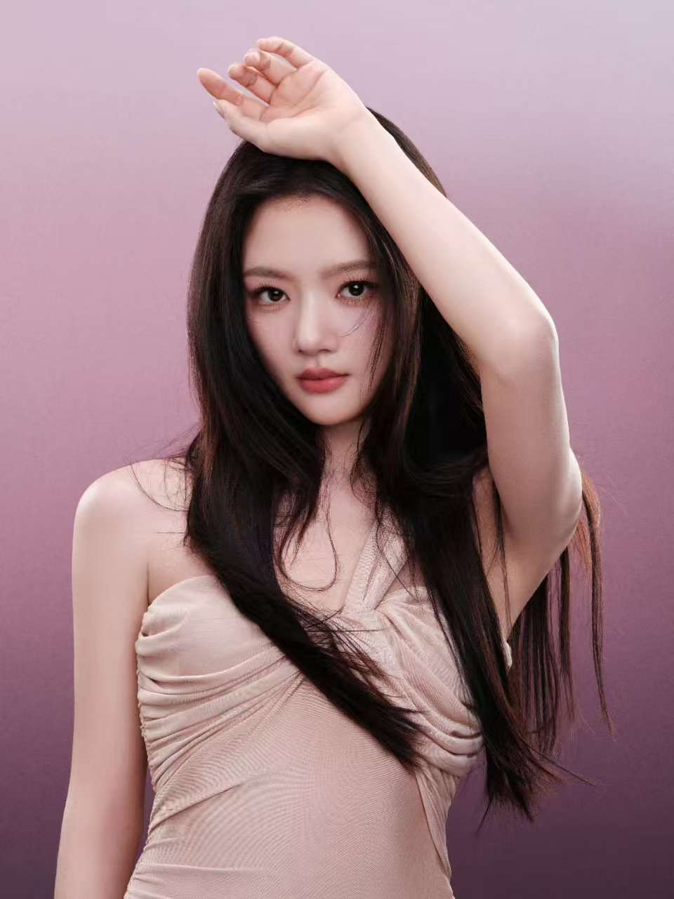 任敏粉玫瑰斜肩裙任敏造型审美 任敏最近的造型都好适合她！ 