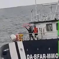 台舆论：大陆水炮打出黄岩岛首胜阎王好见，小鬼难缠。对付菲律宾不能开第一枪，也不能