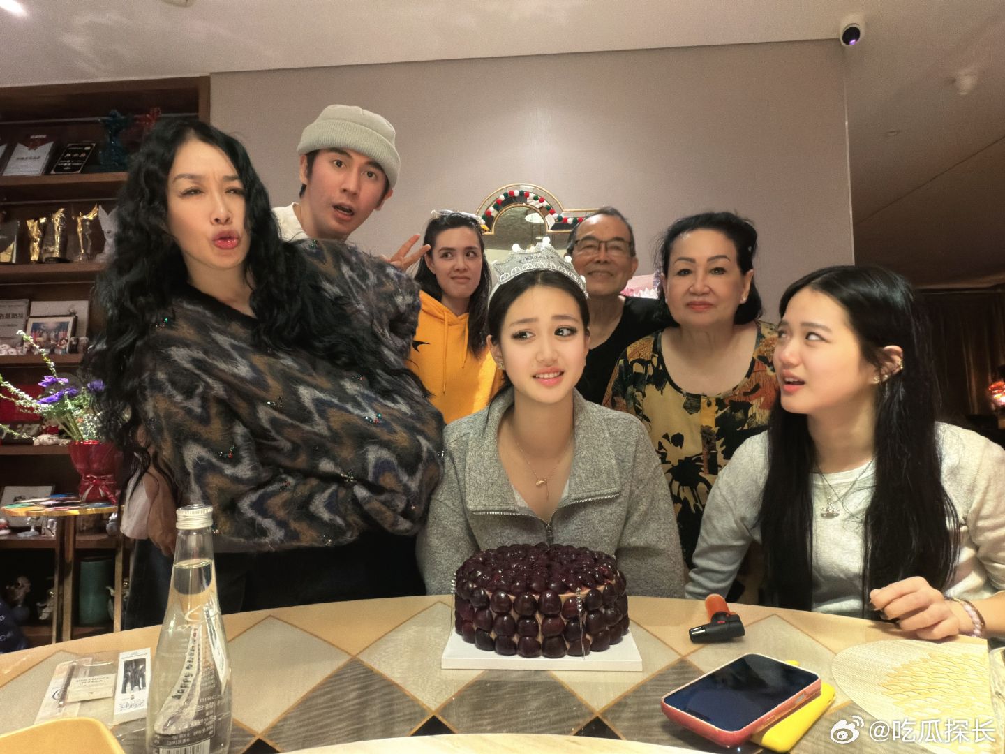 考拉16岁了钟丽缇小女儿考拉16岁了钟丽缇一家为16岁小女儿庆生，考拉被围在中间