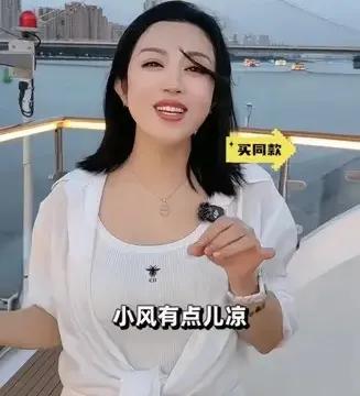温美玲母亲节大概是没收到礼物，但是她的心情不受影响，在珠江边享受惬意的日子，哼着