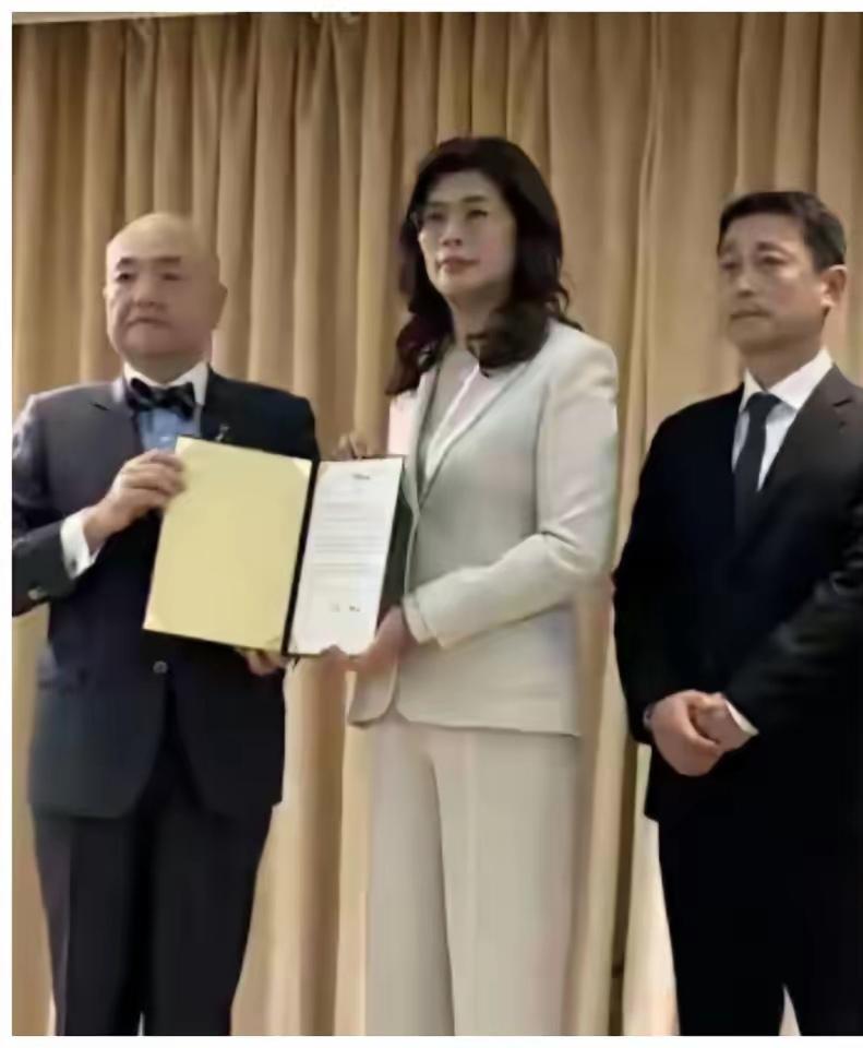 如何看待郑向日捐款呢？

日本地震，7月31日，郑以个人名义向日本捐款100万新