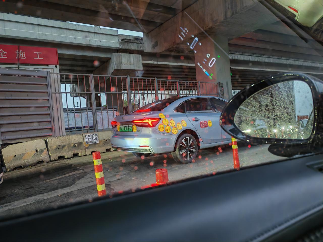 这满身的“实习”想表达什么意思？
是不是另一边也是满身的贴纸？
左转灯一直开着，