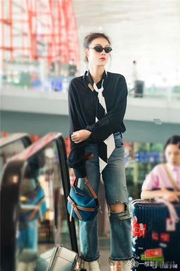 马思纯的破裤子可能是为了显瘦哦，穿出个性同时也巧妙修身 ​​​