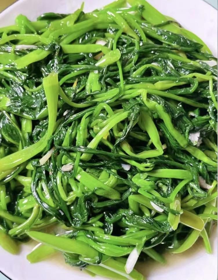 晚餐简简单单，一盘清炒空心菜刚刚好。刚买回来的空心菜鲜嫩翠绿，摘掉老梗，热油放蒜