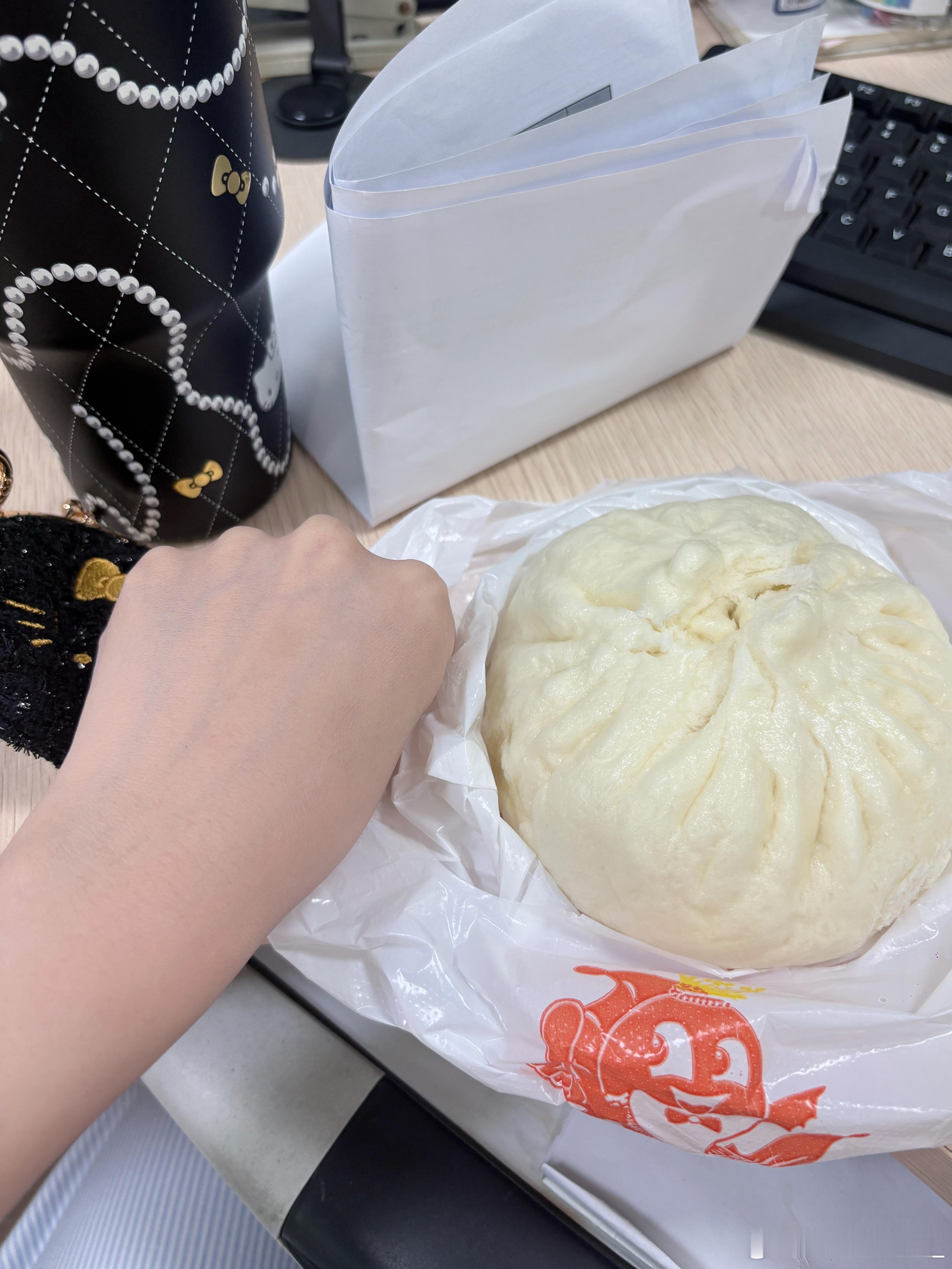 同事给买的早饭 这大包子够我吃一上午 ​​​