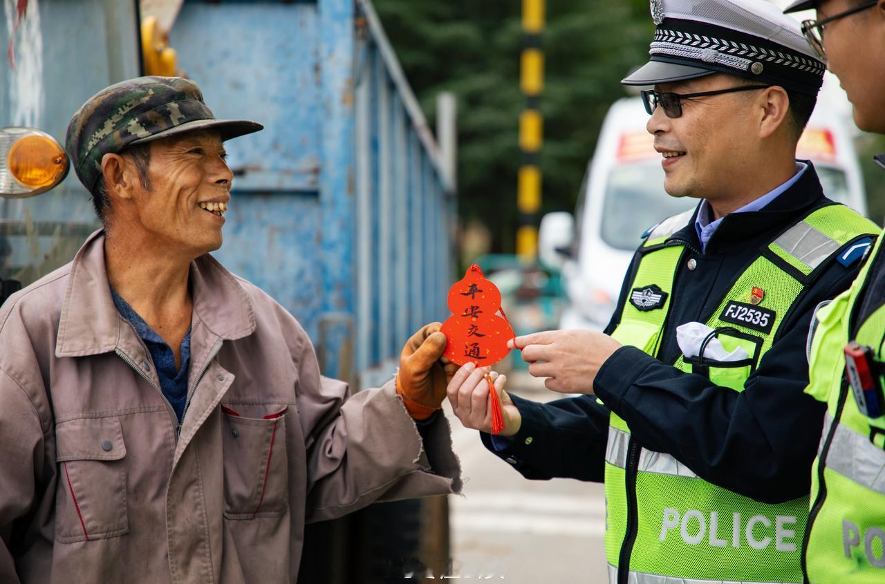 云絮轻启夜的帷幕，风在窗棂写下第一行诗。早安，愿你今日的脚步，踏碎昨日的迷雾，在