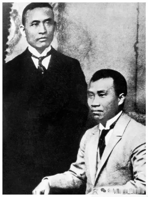 1.1922年，朱德与孙炳文在德国柏林。
2.孙泱陪同朱德在四川视察
