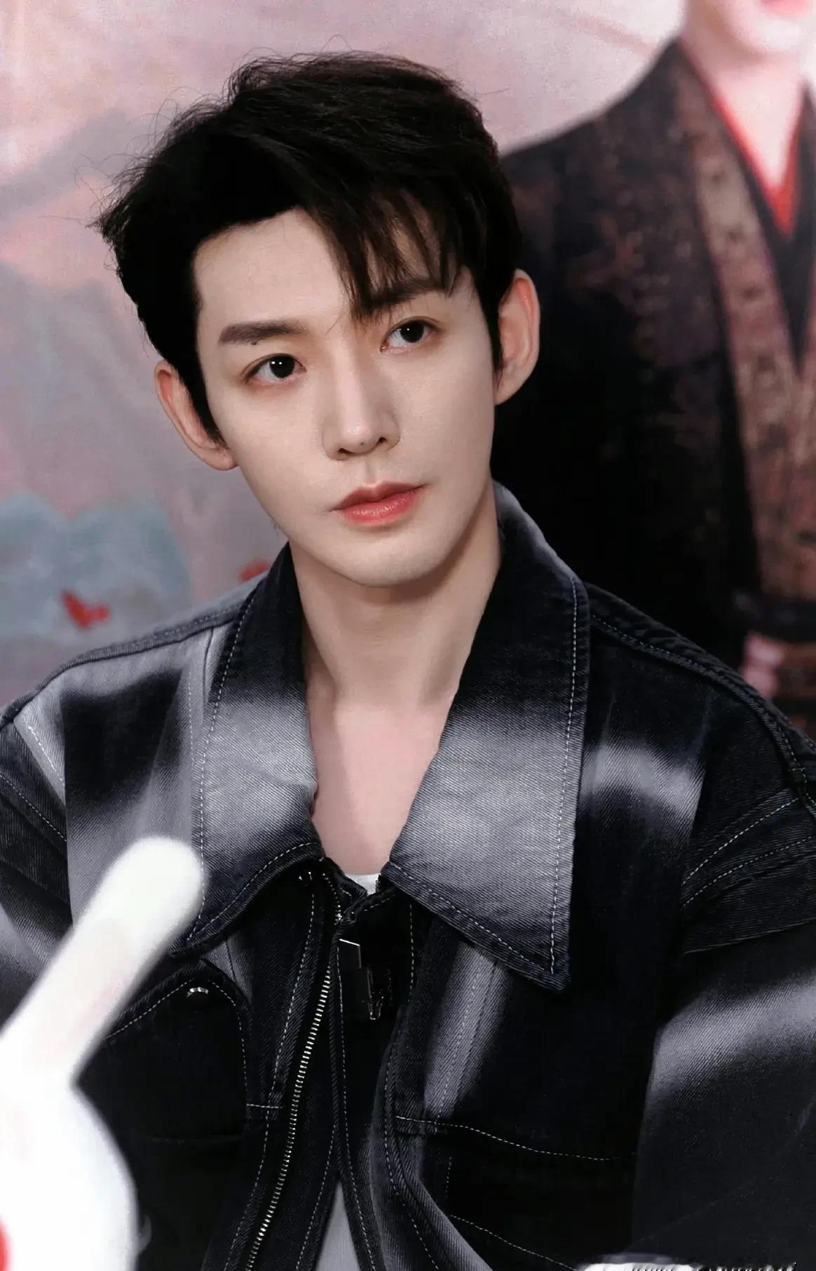 《长月烬明》剧里温润如玉，剧外却被曝“暴躁危险”？
邓为这反差萌，真把罗云熙都甩