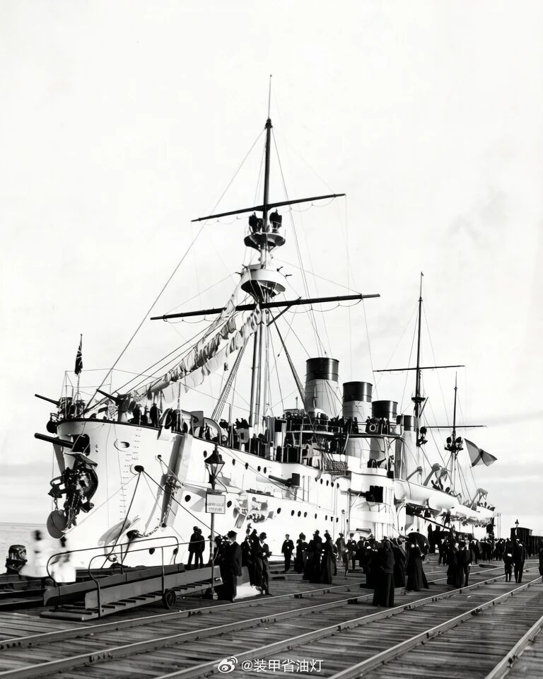 武器装备 沙俄帝国海军“格罗姆鲍伊号”（或译为“雷鸣”）装甲巡洋舰驶入墨尔本铁路