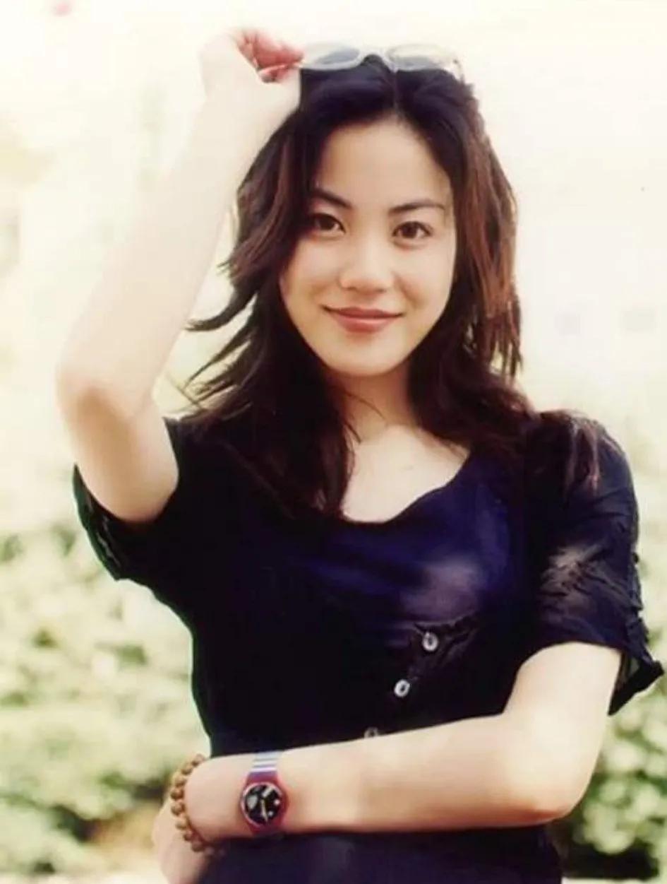 王菲妥妥的人生赢家，在演艺界成为歌后，在婚姻低谷时遇到深爱自己的男人，因为她活得