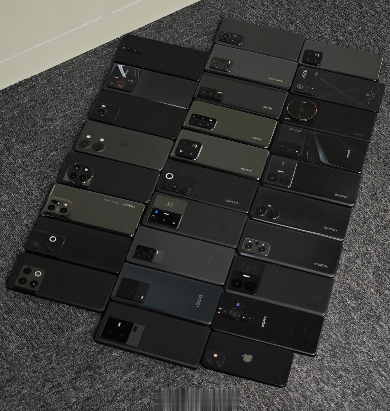 相册翻到一张图，不记得什么时候拍的，给大家看看各大手机厂商们出的「五彩斑斓的黑」