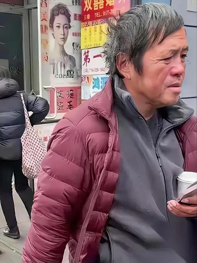 纽约街头的红羽绒服大爷

居然是当年复旦的天才博士？

凑近瞧——羽绒服洗得发亮