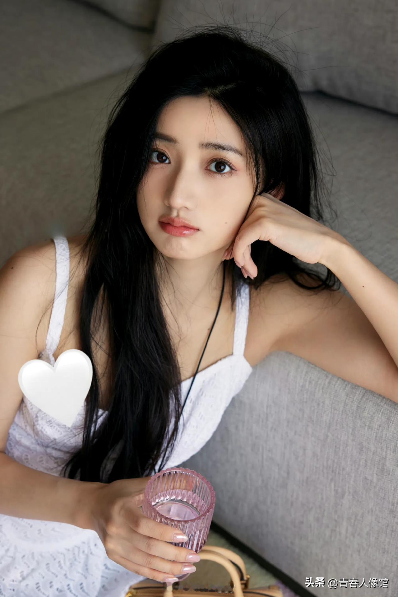 白衣佳人坐，清影如诗仙。#女神美照鉴赏# #女神美照精选# #靓女倩影共赏# #