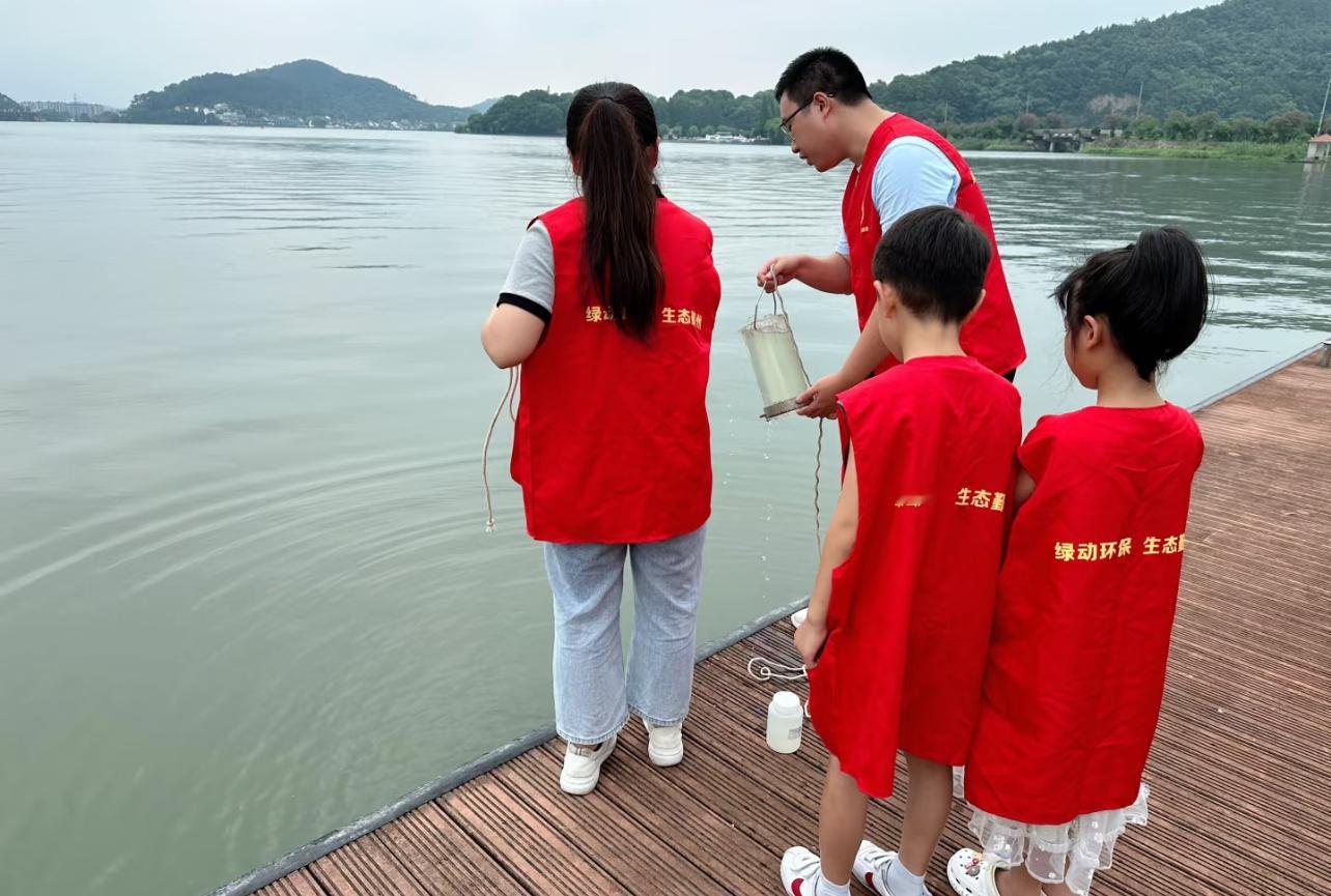 浙江人不仅做生意厉害，环保也不耽误，养鱼的同时还能利用鱼群发展生态农业保护水质，