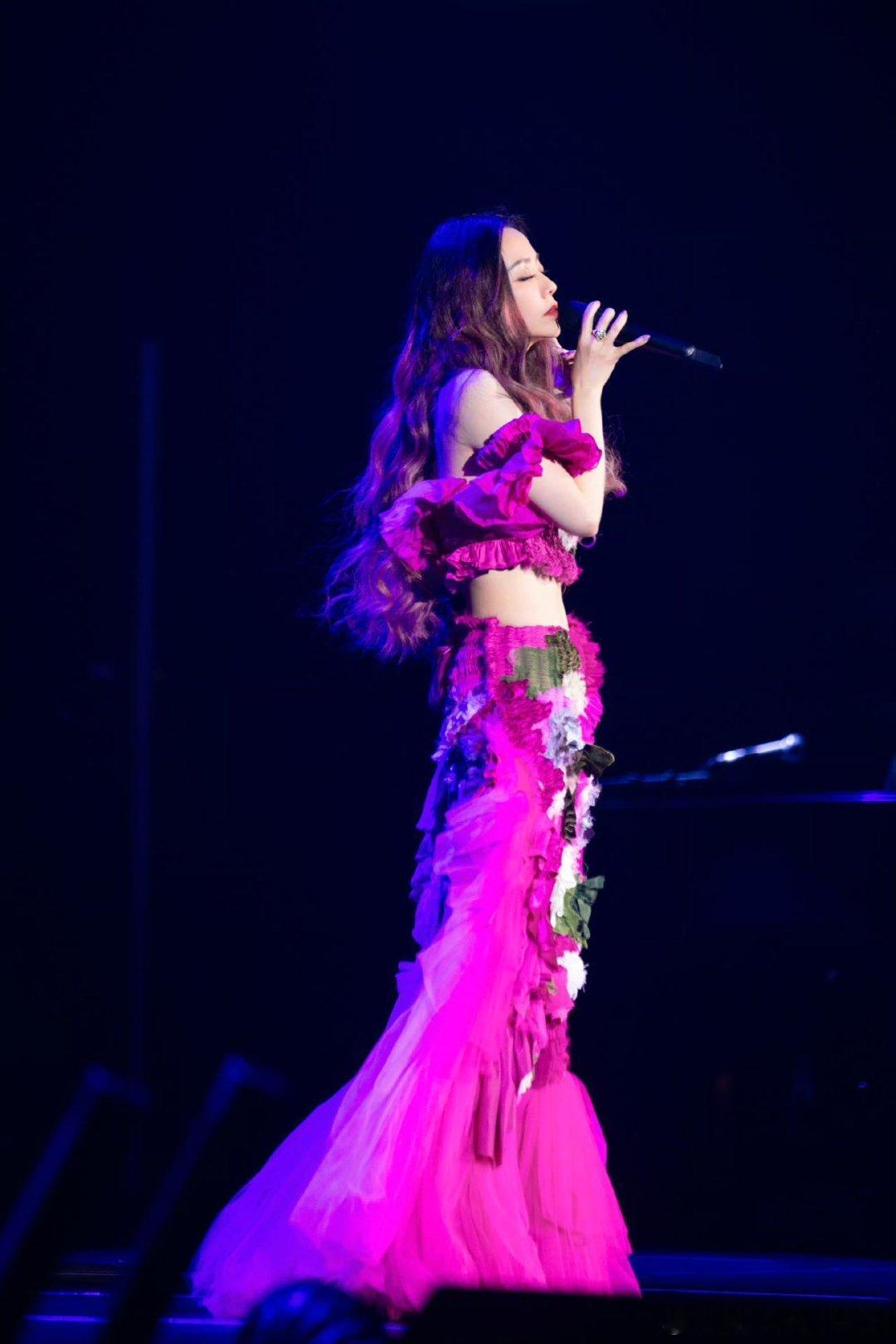 张靓颖多伦多演唱会  张靓颖太赞了！一周三国演唱会，真心诚意感动人心。实力与敬业