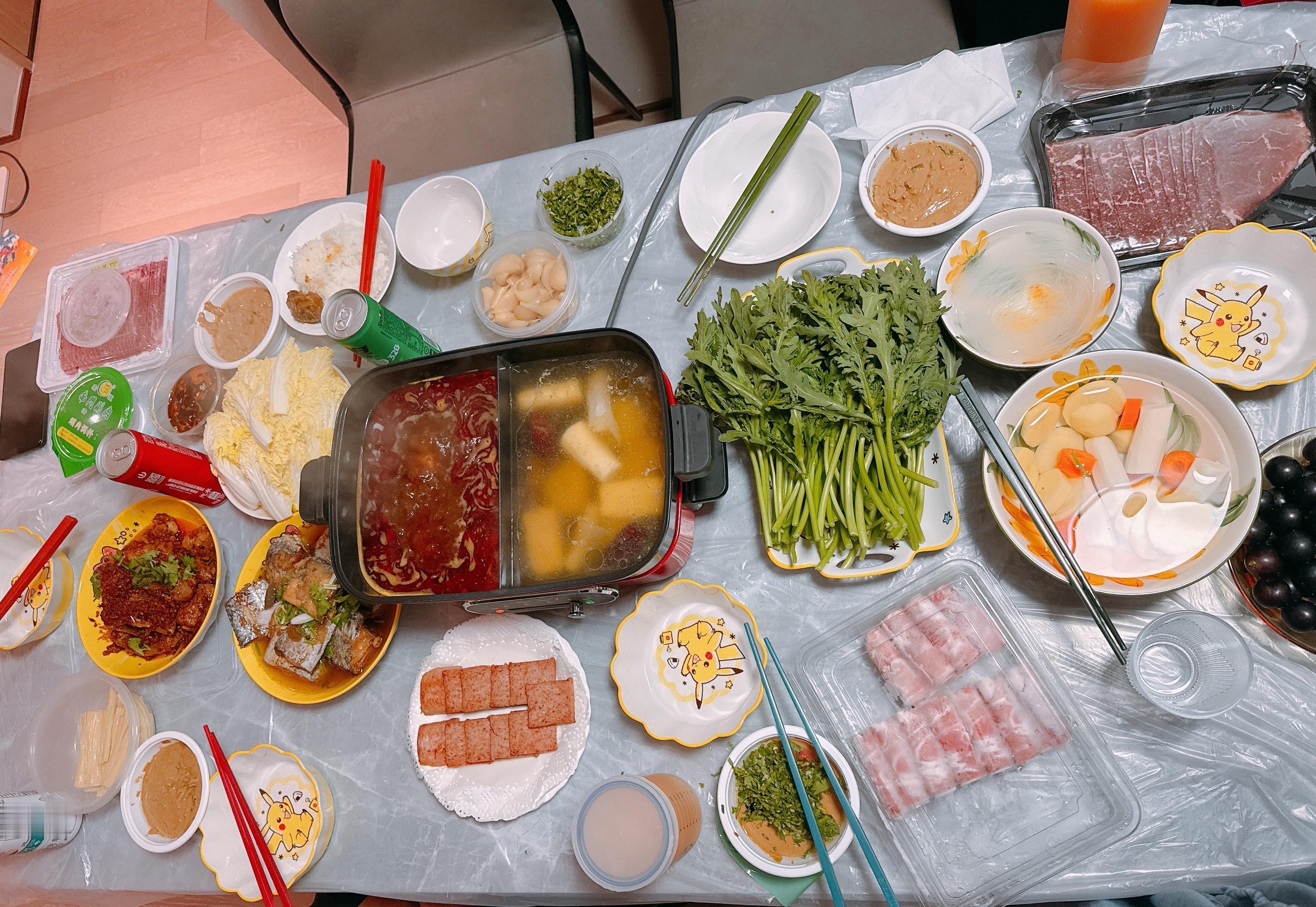 晚上去我嫂子家吃饭了不敢跟大家说我吃的有多好！！肚子又鼓起来了怀了火锅的孩子