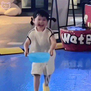 每天一条冷知识 水具有惯性，当人和碗的运动状态发生改变时，水还保持着原来的运动状